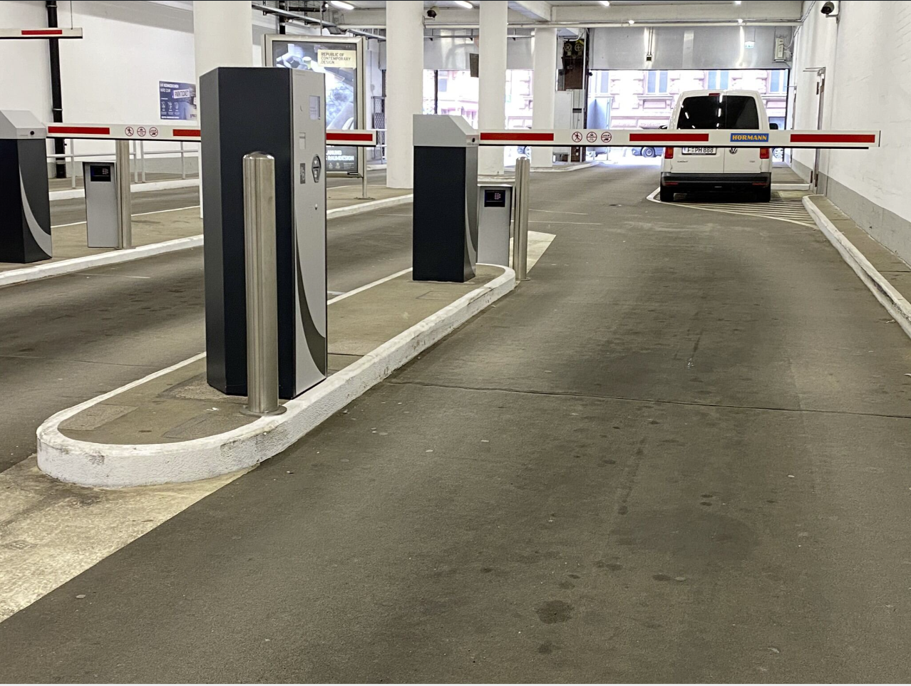 … und smarten Ein- und Ausfahrstationen.